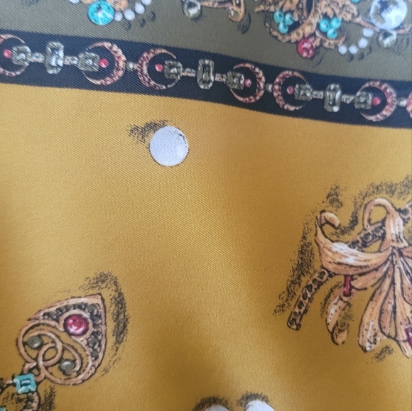 30 x 30 scarf - Picture 2 of 7